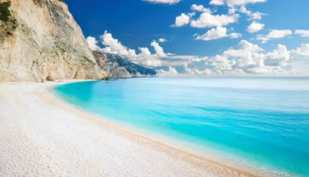 Αυτές είναι οι 198 απάτητες παραλίες της χώρας που απαγορεύονται ξαπλώστρες και ομπρέλες 