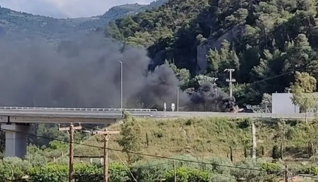 Ουρές χιλιομέτρων στην Πατρών - Κορίνθου λόγω φωτιάς σε αυτοκίνητο