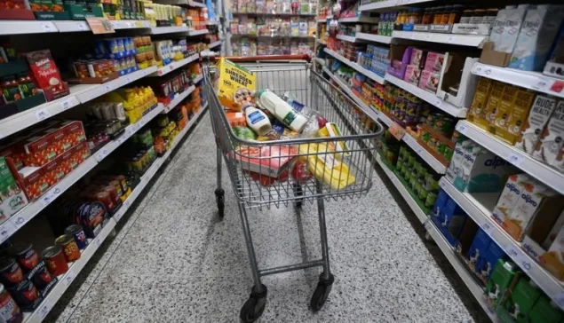 Ακρίβεια: Ο πληθωρισμός πέφτει, οι τιμές στα τρόφιμα ανεβαίνουν