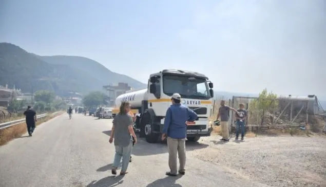 Φωτιά στο Πλατάνι: Συνδρομή από τον Δήμο Πατρέων με υδροφόρες και μηχανήματα