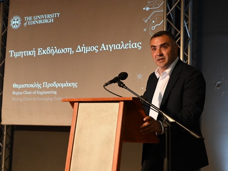 Τιμήθηκε από τον Δήμο Αιγιαλείας ο διακεκριμένος Αιγιώτης επιστήμονας Θέμης Προδρομάκης