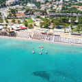 Ξαπλώστρες έως και 150 ευρώ σε ελληνικές παραλίες – Δείτε τιμοκατάλογο