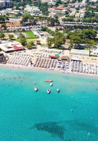 Ξαπλώστρες έως και 150 ευρώ σε ελληνικές παραλίες – Δείτε τιμοκατάλογο