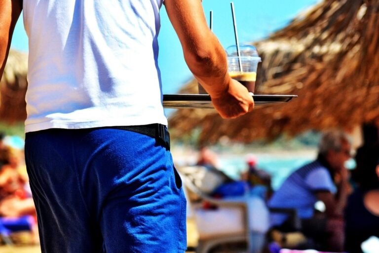 Εργαζόμενοι σε φέρετρα και… «πελάτες» στις ξαπλώστρες: Τα απίστευτα κόλπα εργοδοτών για να παρακάμψουν την ψηφιακή κάρτα εργασίας