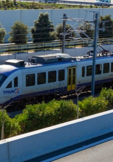 «Μπαίνει στις ράγες» το τρένο για Λουτράκι! Στα τέλη του 2026 η παράδοση – Πού θα γίνουν οι νέοι σταθμοί