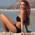 Σίσσυ Χρηστίδου: Φωτογραφήθηκε με μαύρο μονοκίνι σε παραλία στα Χανιά
