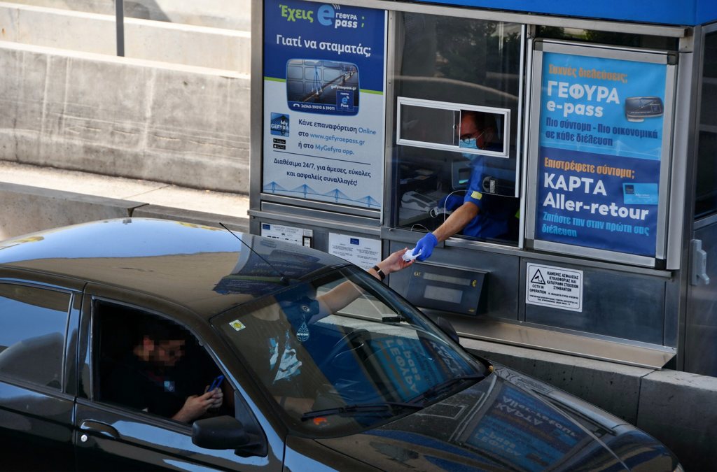 Λάθος λωρίδα στα διόδια: Πότε η όπισθεν φέρνει πρόστιμο 350 ευρώ