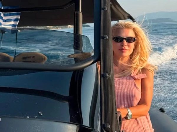 Ελένη Μενεγάκη: Καλοκαιρινές αποδράσεις με σκάφος, θάλασσα και ατελείωτες βουτιές