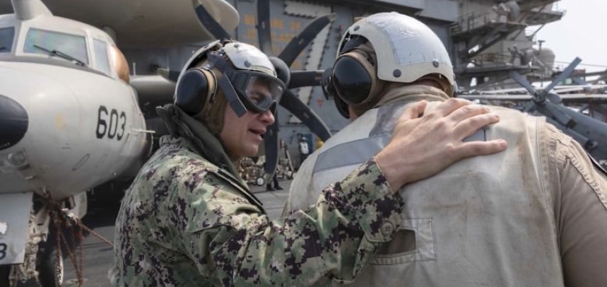 USS Abraham Lincoln: Στο αεροπλανοφόρο ο επικεφαλής της CENTCOM εν μέσω καταγγελιών για «άθλιες συνθήκες»