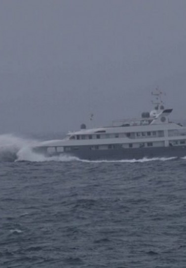 WSJ: Όλοι ονειρεύονται island hopping στα ελληνικά νησιά, μέχρι να μπουν στο “πλοίο της αναγούλας”