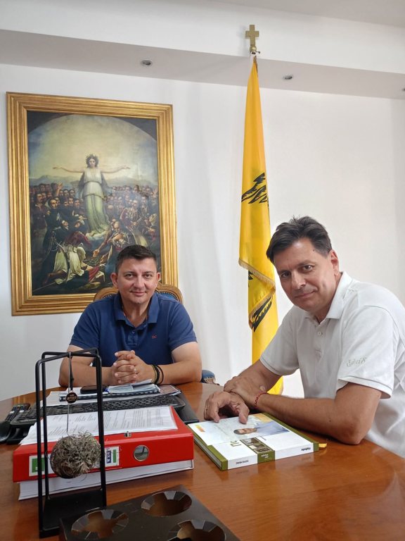 Συνάντηση Πέτρου Ψωμά με τον Δήμαρχο Ξηρομέρου - Επίσκεψη στον Γιάννη Τριανταφυλλάκη στο Δημαρχείο του Αστακού