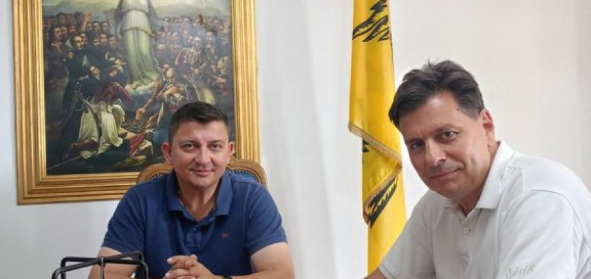 Συνάντηση Πέτρου Ψωμά με τον Δήμαρχο Ξηρομέρου - Επίσκεψη στον Γιάννη Τριανταφυλλάκη στο Δημαρχείο του Αστακού
