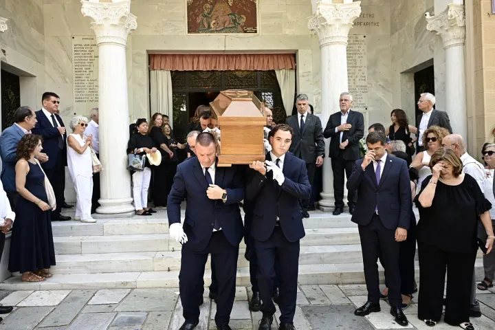 Σε κλίμα συγκίνησης το τελευταίο «αντίο» στον Στέφανο Μάνο - Ποιοι έδωσαν το παρών στην κηδεία του