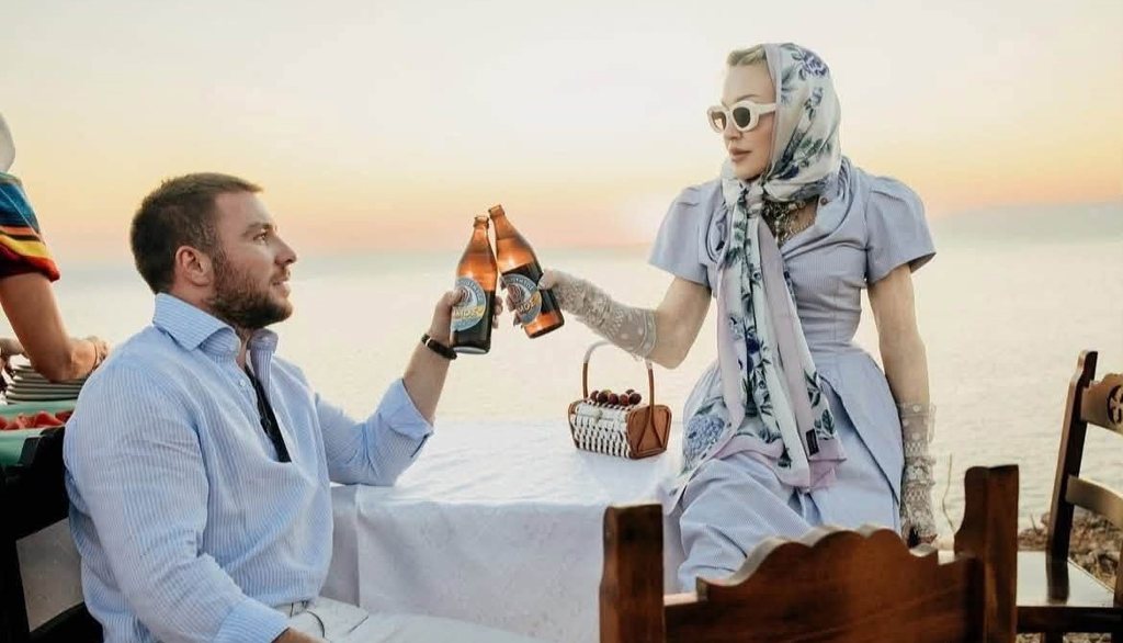 H Madonna επέλεξε Πατρινή μπύρα στην Πάτμο! Χωρίς φυσικά να πληρωθεί για “διαφήμιση”! Δείτε τι έγραψε για την μπύρα