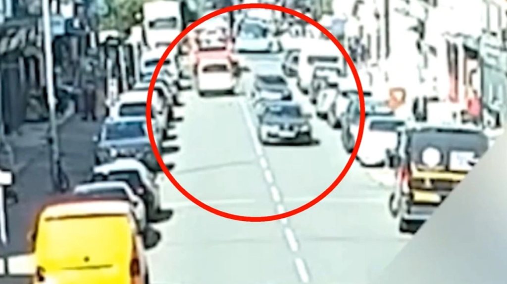 Η στιγμή που οδηγός, υπό την επήρρεια κάνναβης, τραυματίζει σοβαρά 79χρονο σε δρόμο της Βρετανίας