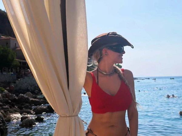 Κατερίνα Λιόλιου: Η καλοκαιρινή mirror selfie με το κόκκινο σορτς που ξεχώρισε