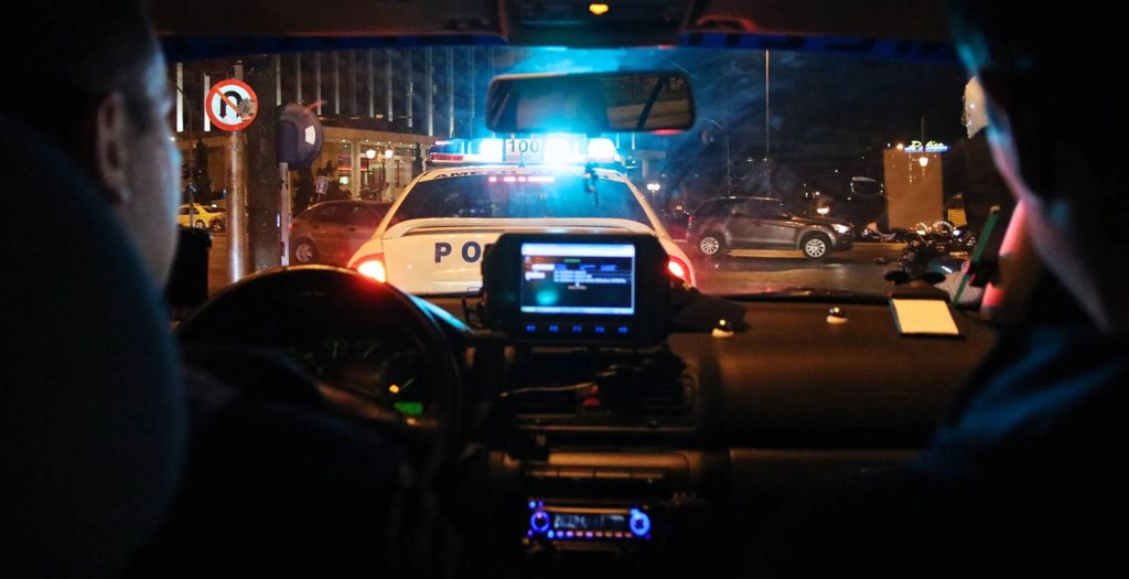Σοβαρή συμπλοκή σε κατάστημα! Νεαρός πέρασε μέσα από τη τζαμαρία