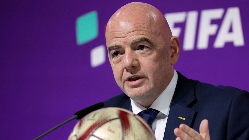 UEFA: Στα δικαστήρια τη FIFA και τον Τζιάνι Ινφαντίνο – Εξετάζει ποινική καταγγελία για κακοδιαχείριση