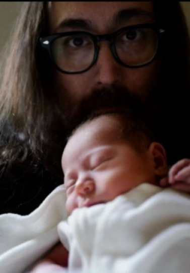 «Ένας νέος Beatle γεννήθηκε»: Ο γιος του Τζον Λένον έγινε πατέρας – Δείτε το όνομα του μωρού