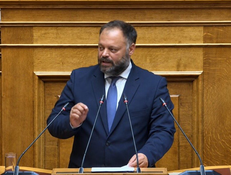 Τσιρώνης στη Βουλή: «Φτάνει με τις ευχές πάνω από τις στάχτες» – Επτά χρόνια κυβερνητικής «ετοιμότητας» με νεκρούς και καμένη Ελλάδα