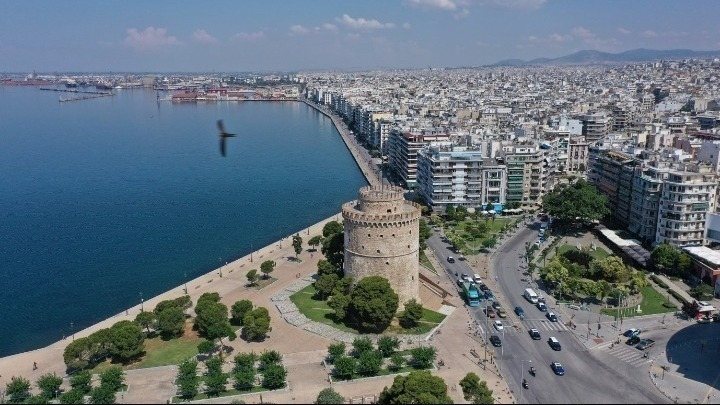 Στα ύψη το πολιτικό θερμόμετρο: Σε θέση μάχης κυβέρνηση και αντιπολίτευση εν όψει ανακοίνωσης των μέτρων στη ΔΕΘ