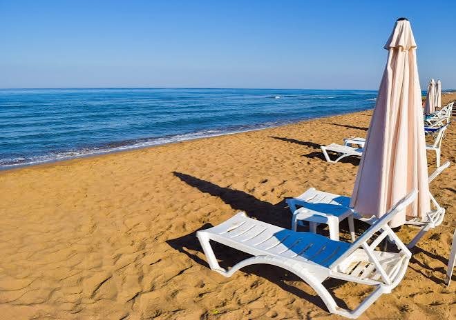 Σύλληψη στο Αρκούδι: Εστησε ξαπλώστρες σε σφραγισμένο χώρο του αιγιαλού