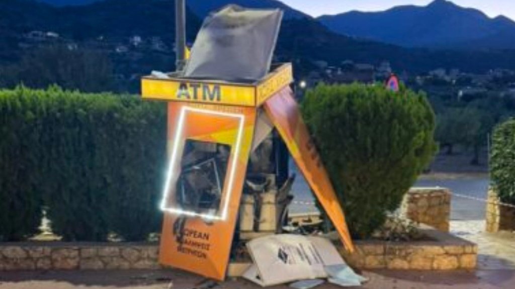 Μεσσηνία: Ανατίναξαν ATM στη Στούπα και πήραν πάνω 200.000 ευρώ, δείτε φωτογραφίες