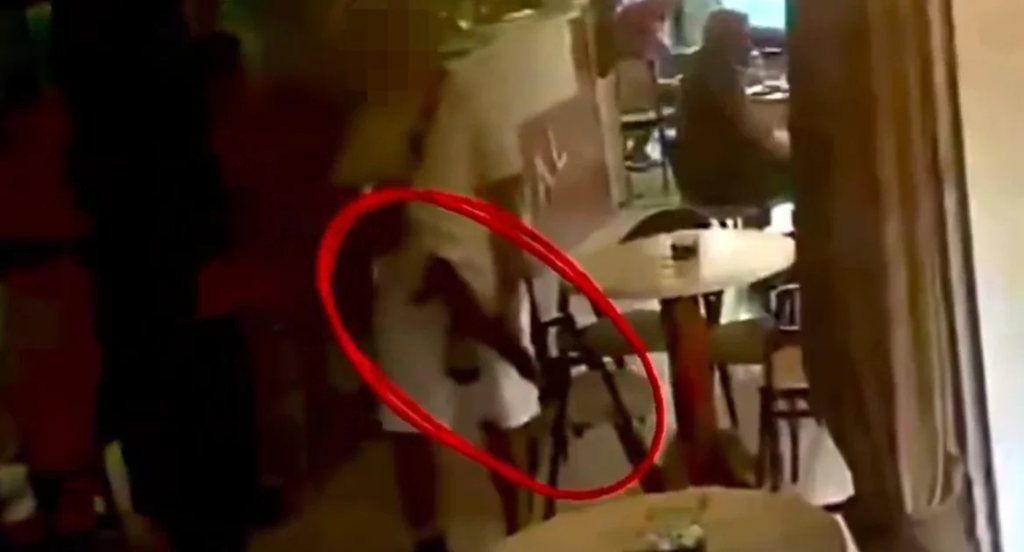 Αλβανία: Πανικός σε μπαρ – Μπήκαν με Καλάσνικοφ για αντίποινα μετά από καβγά με ανήλικο σερβιτόρο