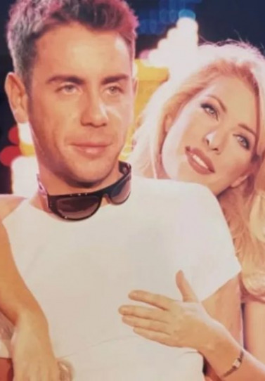 Η Ελένη Μενεγάκη ανέβασε φωτογραφία αγκαλιά με τον Γιώργο Μαζωνάκη: Θα σε θυμάμαι πάντα με αγάπη, έγραψε