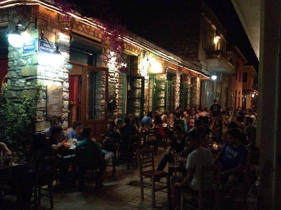Πάτρα – Ηφαίστου: Καταγγελία κατοίκων για την κατάσταση στον πεζόδρομο – Ζητούν βραδινούς ελέγχους για την τήρηση των ορίων και την ηχορύπανση
