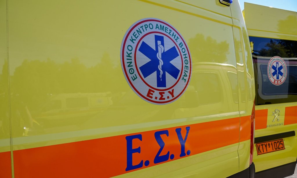 Σύρος: Πέθανε ο 72χρονος που εγκλωβίστηκε κάτω από το αυτοκίνητό του ενώ το έπλενε