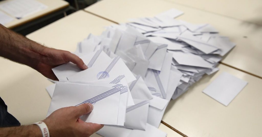 Δημοσκόπηση Real Polls: Προβάδισμα αλλά πτώση στα ποσοστά της ΝΔ - Υποχωρεί και η ΕΛ.ΑΣ