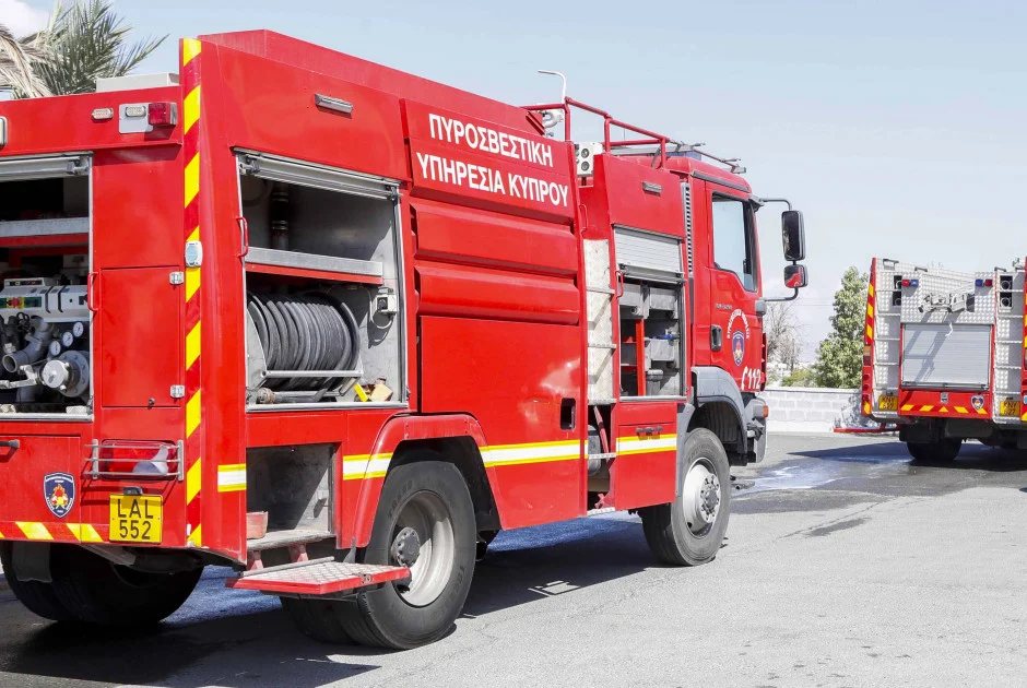 Αθήνα – Φωτιά σε εγκαταλελειμμένο κτίριο στην Κατακουζηνού και διακοπή κυκλοφορίας στη Θεμιστοκλέους