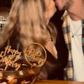 Γενέθλια για γνωστή Ελληνίδα ηθοποιό – Το παθιασμένο φιλί με τον σύζυγό της και εξίσου ηθοποιό