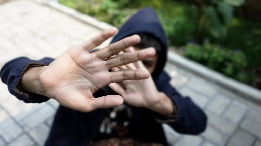 Πάτρα: Άγριος ξυλοδαρμός άνδρα στην οδό Ζαΐμη – Στο έδαφος μετά την επίθεση