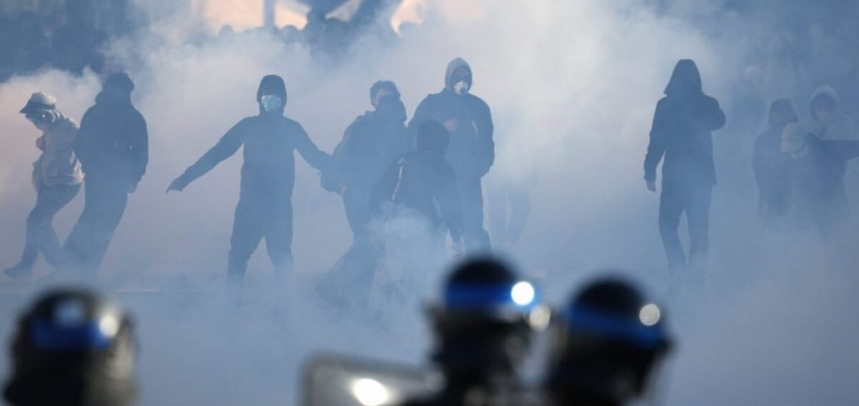 Γαλλία: Χιλιάδες έφηβοι στους δρόμους – Καταλήψεις σε εκατοντάδες σχολεία και επεισόδια με την αστυνομία