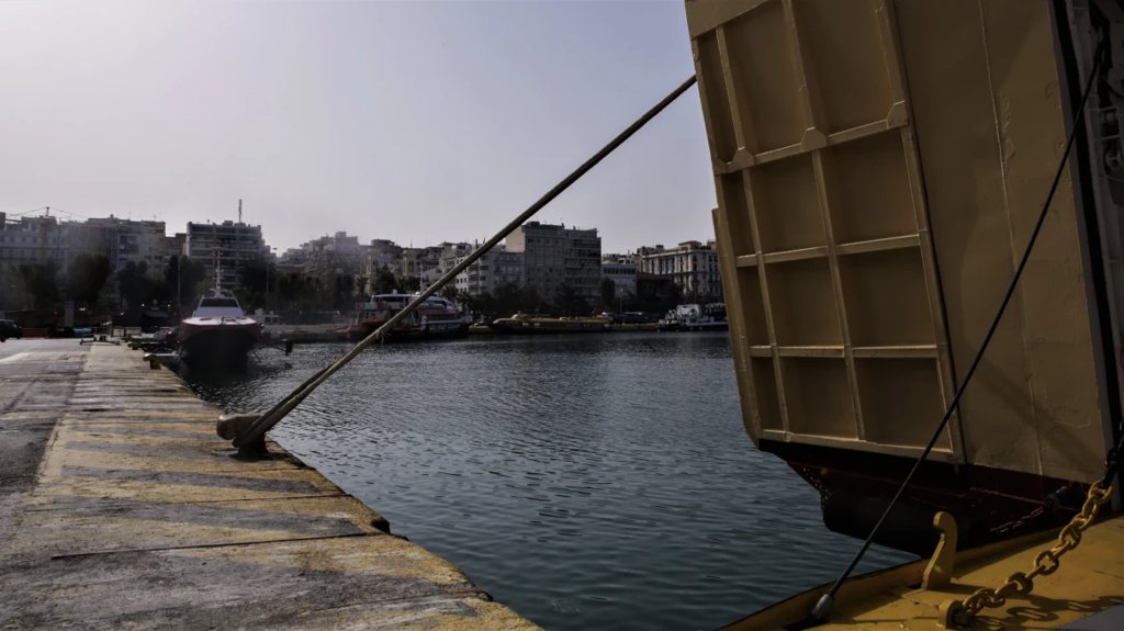 Κανονικά τα δρομολόγια των πλοίων από Πειραιά και Ραφήνα, απαγορευτικό στο Λαύριο