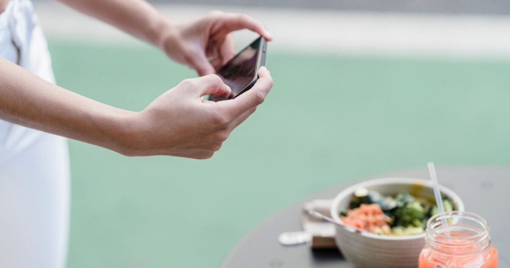 Έφηβοι και smartphone: Πώς επηρεάζει η χρήση τους την ανάπτυξη διατροφικών διαταραχών