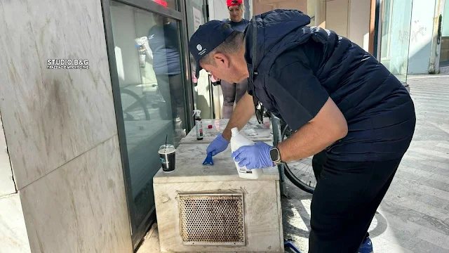 «Σήκωσαν μανίκια» στο Άργος - Καθάρισαν τα graffiti δήμαρχος και σύμβουλοι!