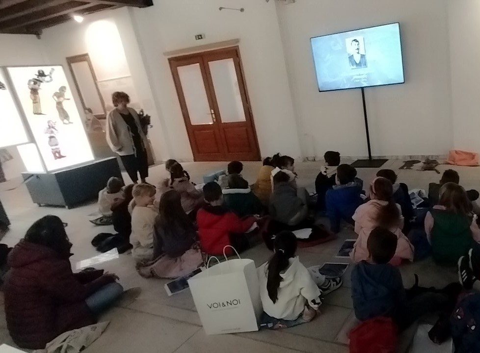 Μαθητές Δημοτικού των Καλαβρύτων ήρθαν πιο κοντά στην παράδοση του Θεάτρου Σκιών