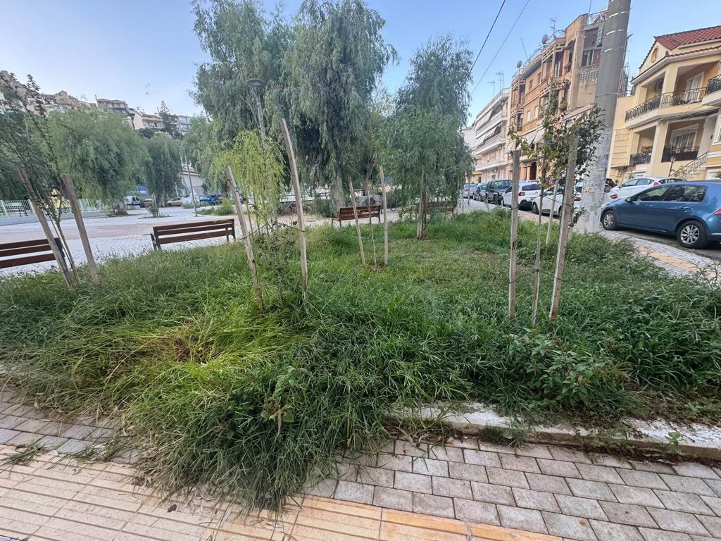 Πάτρα – Βλατερό: Παραδόθηκε η πλατεία Ανδρούτσου, αλλά το πράσινο χρειάζεται φροντίδα (Φώτο)