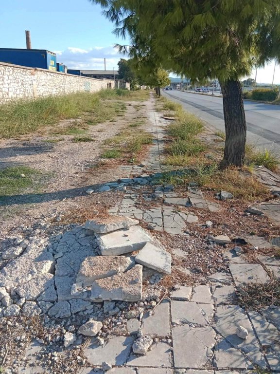 Φωτογραφία από την Ακτή Δυμαίων: Εικόνα διάλυσης, συσσωρευμένα απορρίμματα