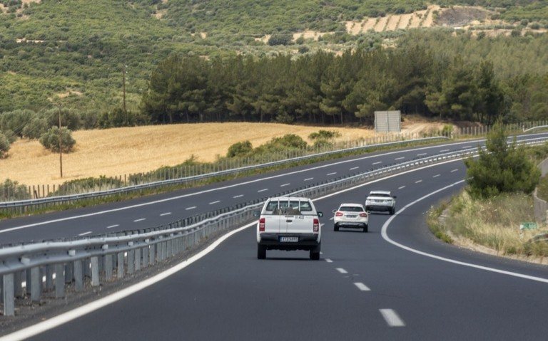 Ο ισοβίτης της αριστερής και ο άρχοντας της μεσαίας: Οι φυλές των λωρίδων στους ελληνικούς δρόμους