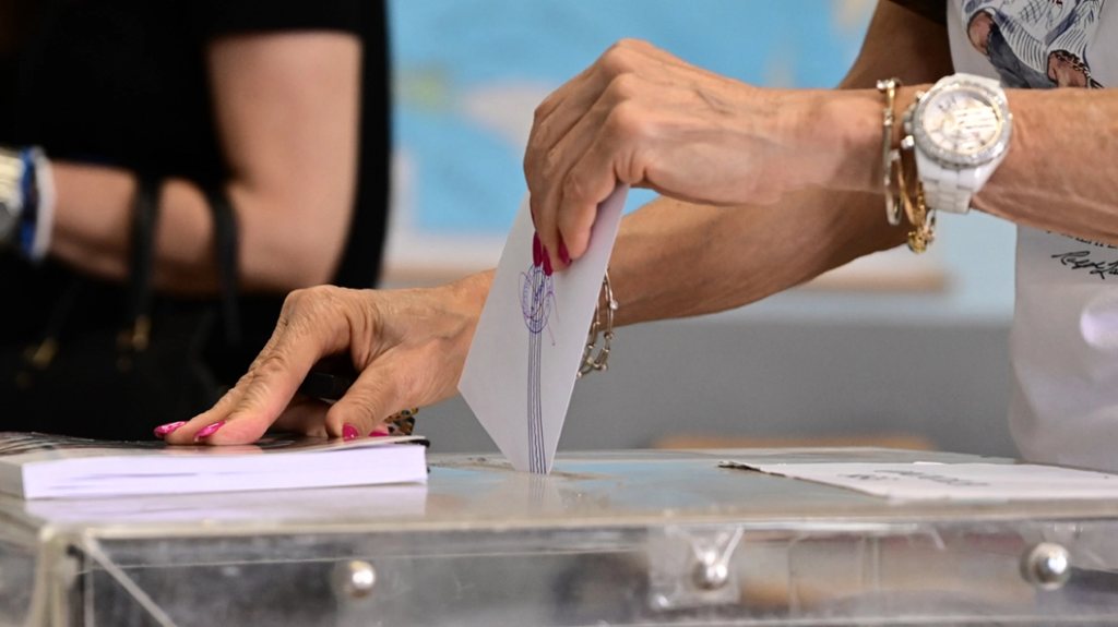 Οpinion Poll: Στο 30,3% ΝΔ, μείωσε στις 3,6 μονάδες τη διαφορά με ΕΛΑΣ το ΠΑΣΟΚ, στο 3,5% το κόμμα του Κασιδιάρη
