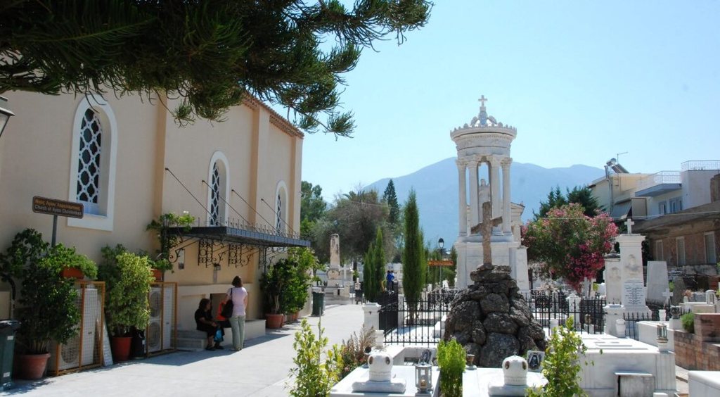 Καλαμάτα: Σοκ και μακάβριο αδιέξοδο με τις εκταφές νεκρών Covid