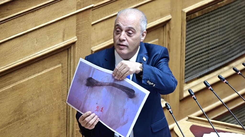 Βελόπουλος: Ανέβασε νέες φωτογραφίες με οστά από τα Τέμπη