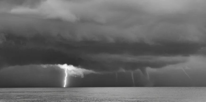 Χειμωνιάτικη ανατροπή το Σάββατο – Πού θα εκδηλωθούν βροχές, καταιγίδες και χιονοπτώσεις