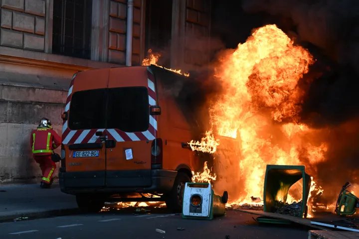 Ο Βανς κατηγορεί τους μετανάστες για το χάος στη Γαλλία: «Εισήγαγαν τον τρίτο κόσμο, στο όνομα της διαφορετικότητας»