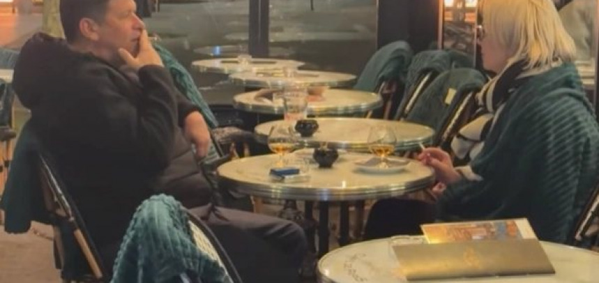 Γαλλία: Ζευγάρι απολαμβάνει ατάραχο το ποτό του ενώ πίσω του μαίνονται επεισόδια και φωτιές