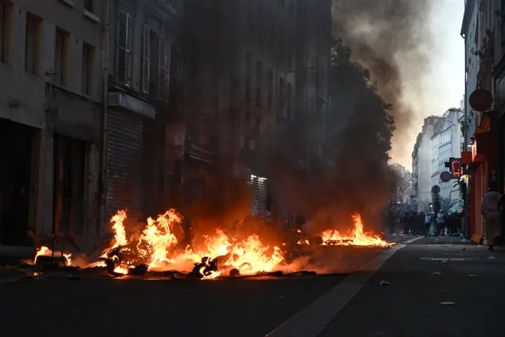 Γαλλία: Απαγόρευση κυκλοφορίας σε περιοχές του Παρισιού και σε τέσσερις πόλεις - Δήμαρχος ζήτησε την παρέμβαση του στρατού